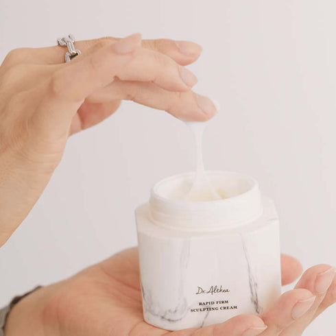 Cremă sculptantă cu efect anti-aging rapid, bogată în peptide și colagen – pielea devine mai fermă, tonifiată și vizibil întinerită. wowskin.ro